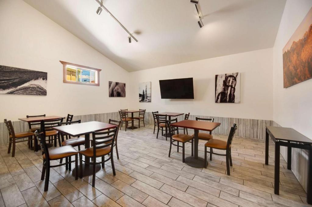 לון פיין Best Western Frontier Motel מראה חיצוני תמונה