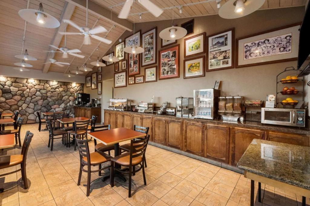 לון פיין Best Western Frontier Motel מראה חיצוני תמונה