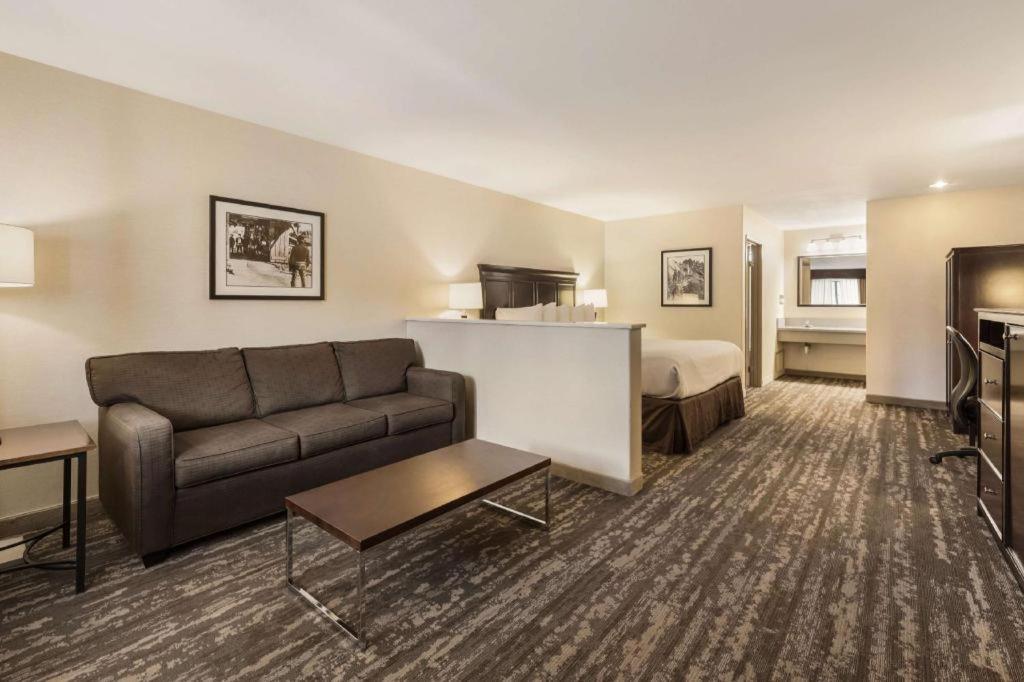 לון פיין Best Western Frontier Motel מראה חיצוני תמונה