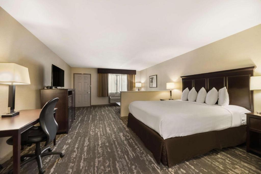 לון פיין Best Western Frontier Motel מראה חיצוני תמונה