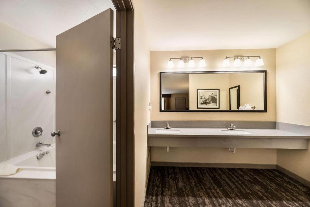 לון פיין Best Western Frontier Motel מראה חיצוני תמונה