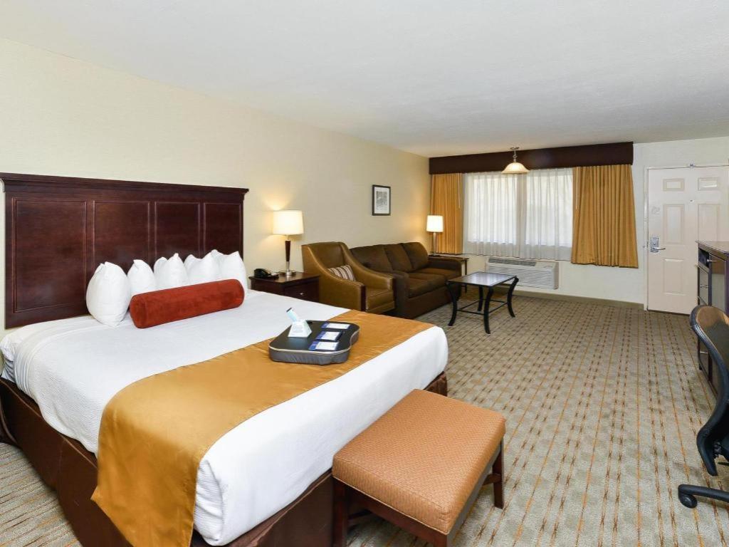 לון פיין Best Western Frontier Motel מראה חיצוני תמונה