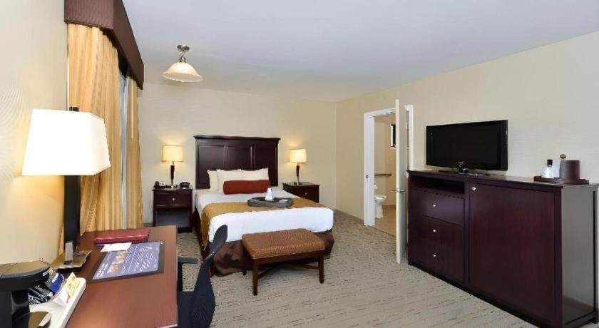 לון פיין Best Western Frontier Motel מראה חיצוני תמונה