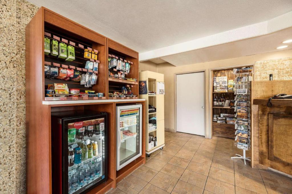 לון פיין Best Western Frontier Motel מראה חיצוני תמונה
